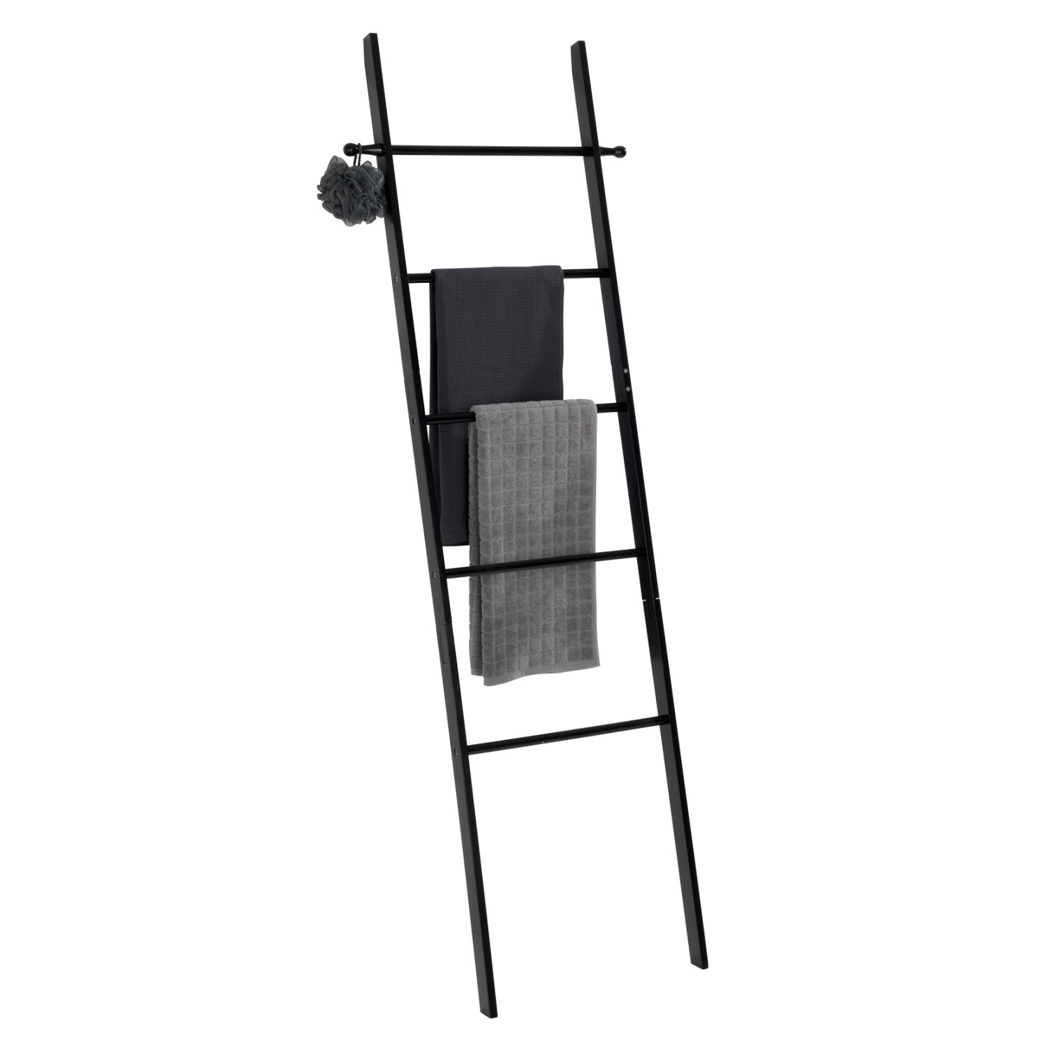 Schwarze Handtuchleiter Suri aus Bambus mit zwei grauen Handtüchern und einem Schwamm.