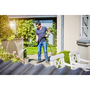 Mann reinigt Terrasse mit Nilfisk Hochdruckreiniger C 110.7-5 X-tra.
