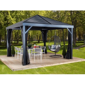 Anthrazitfarbener Sojag Pavillon South Beach 12x12 mit Vorhängen und Gartenmöbeln auf einer Holzterrasse.