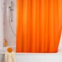 Orangefarbener Wenko Duschvorhang Uni 180x200 cm im Badezimmer.