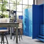 Blauer Jan Nowak Werkzeugschrank DAREK, offen, mit 7 Schubladen und perforierten Wänden in Werkstatt. Robuster Stahlschrank.