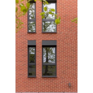Wand mit Elabrick Verblender Oregon in Rotbraun und grauen Fenstern.