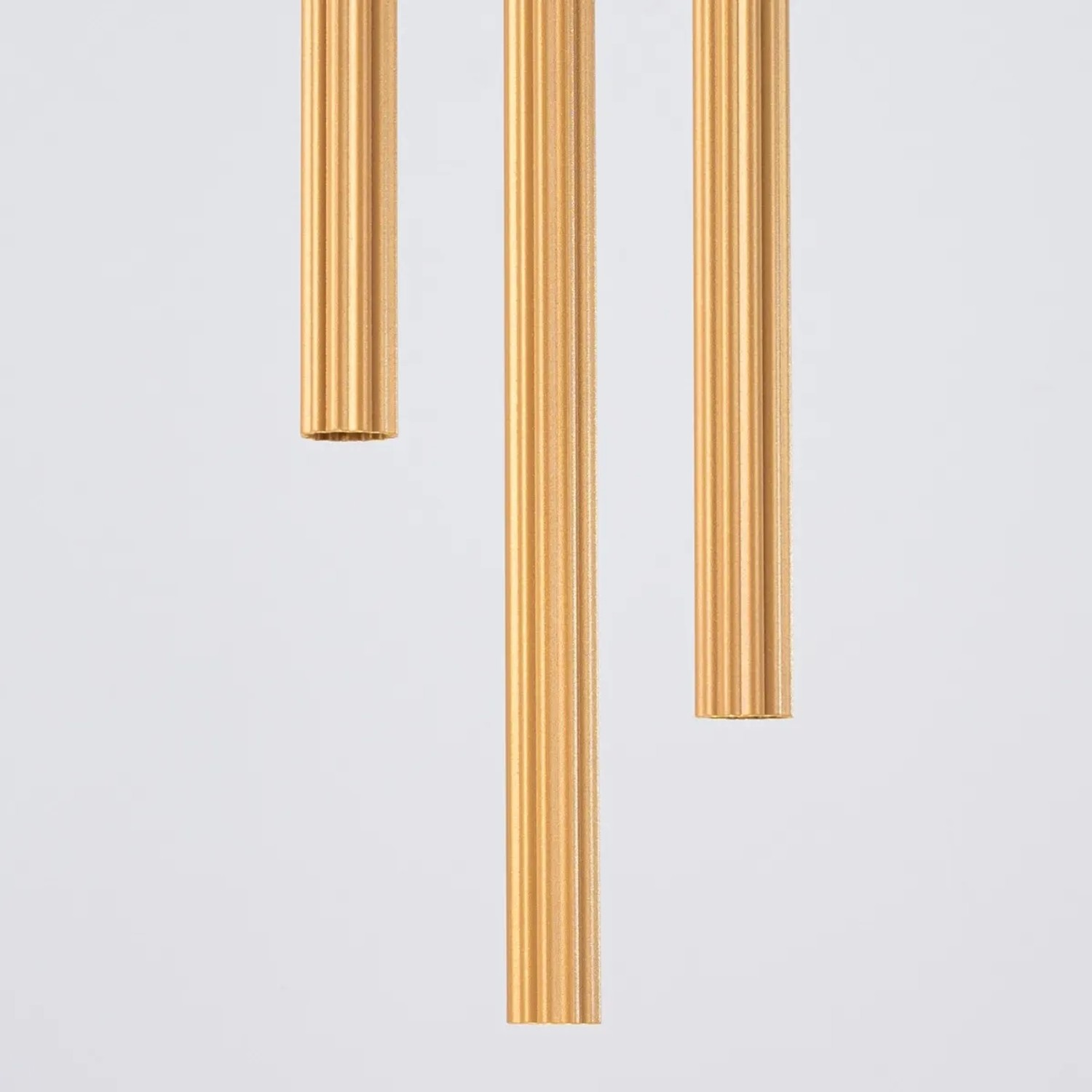 Goldene Sollux Lighting Pendelleuchte Arche 3P mit gerippter Oberfläche.