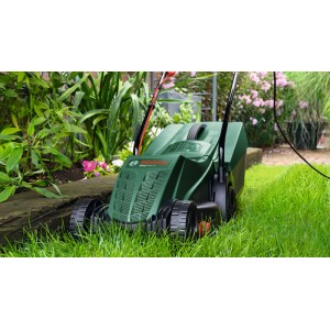 Grüner Bosch Elektrorasenmäher Easy Rotak 32-215 mäht Rasen an einer Blumenbeetkante im Garten.