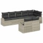 Hellgraues 8-teiliges Garten-Sofa-Set aus Polyrattan mit grauen Kissen.