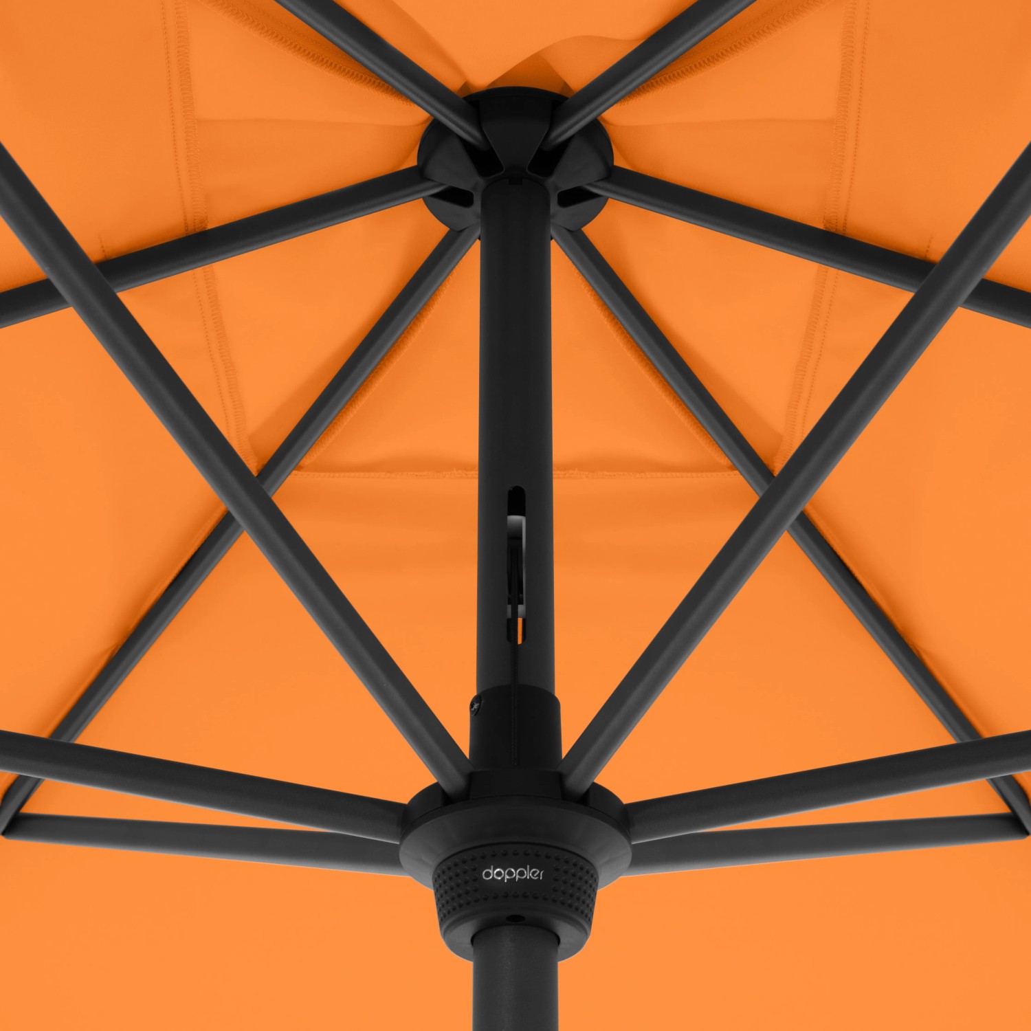 Detailaufnahme: Doppler Marktschirm MyZone Orange mit schwarzem Gestell und Knickfunktion.