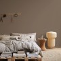 Schlafzimmer mit Wandfarbe Alpina Pure Farben Nussbraun. Matte, braune Wandfarbe.