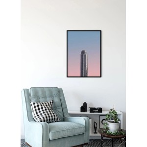 Komar Wandbild Monolith, 30x40 cm, mit Wolkenkratzer-Motiv im Bilderrahmen.