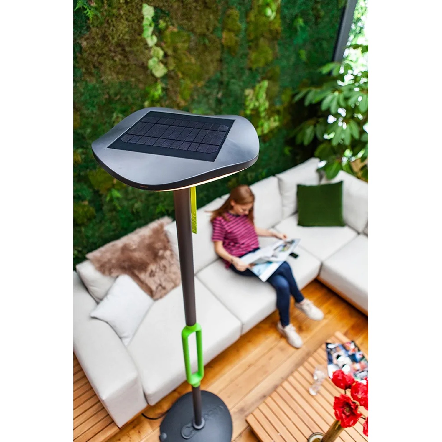 Lutec LED Solar Stehleuchte Poppy, anthrazit-grün, mit Solarpanel und warmweißem Licht, im Garten.