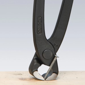Knipex Monierzange 280 mm, schwarz, beim Schneiden eines Nagels. Zange für Bindedraht.