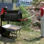 Scheppach Gartenrollsieb RS 400 beim Sieben von Erde in eine Schubkarre.