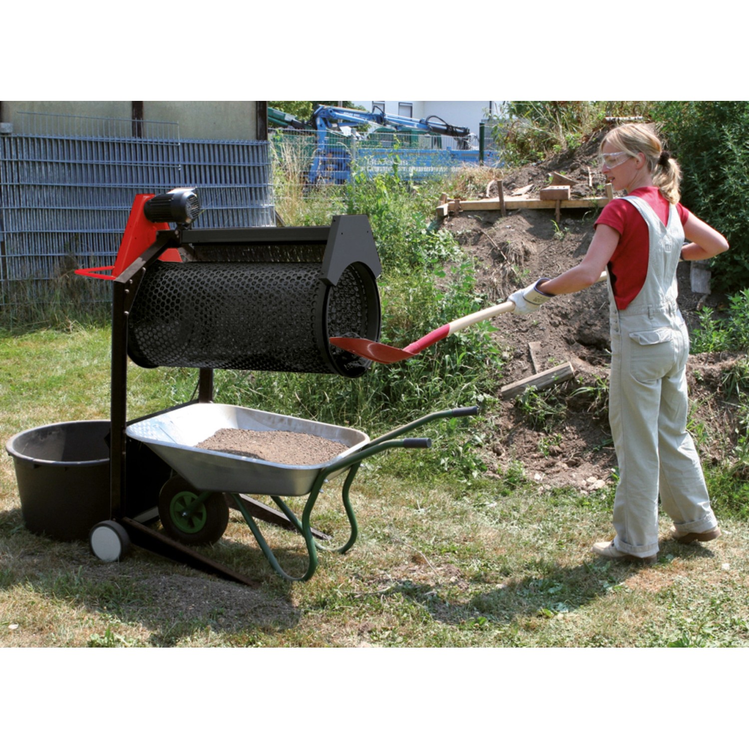 Scheppach Gartenrollsieb RS 400 beim Sieben von Erde in eine Schubkarre.