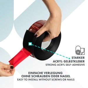 Schwarze, selbstklebende KARAT Sockelleiste Oslo (25m Rolle) in der Hand.