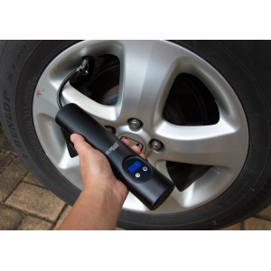 Technaxx Akku-Luftkompressor TX-157 beim Aufpumpen eines Autoreifens.