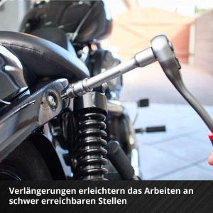 Einhell Werkzeugkoffer: Schrauben am Motorrad mit Knarre und Verlängerung.