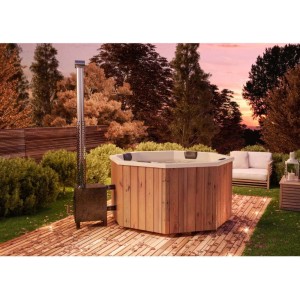 Finntherm Badefass Kopenhagen aus Thermoholz mit Außenofen im Garten.