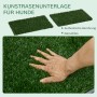 PawHut Hundetoilette mit 2 Grasmatten: Detailaufnahme der Grasmatte mit Hand zur Demonstration der Textur.