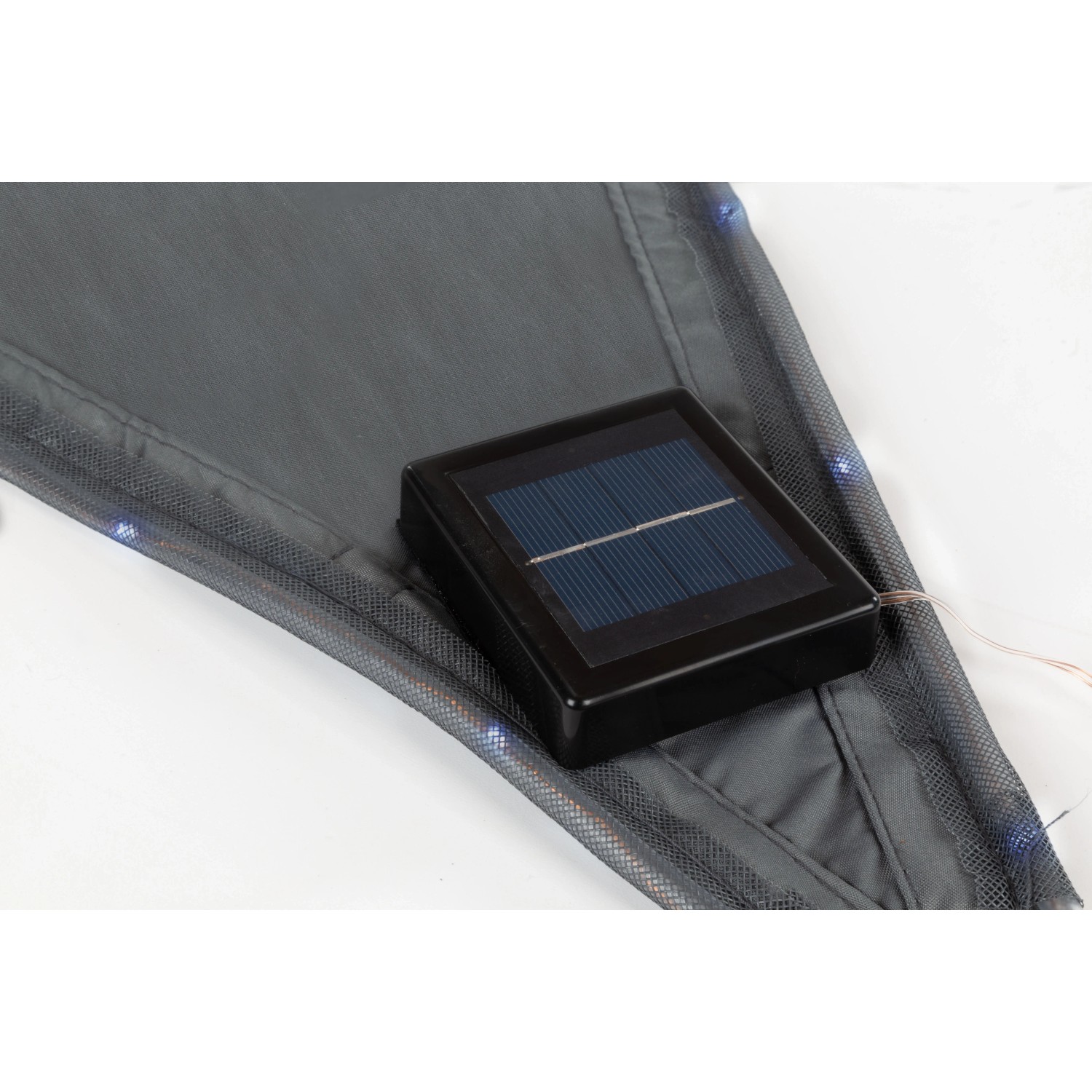 Detailaufnahme: Anthrazitfarbenes Perel Sonnensegel mit LED-Beleuchtung und Solarpanel.