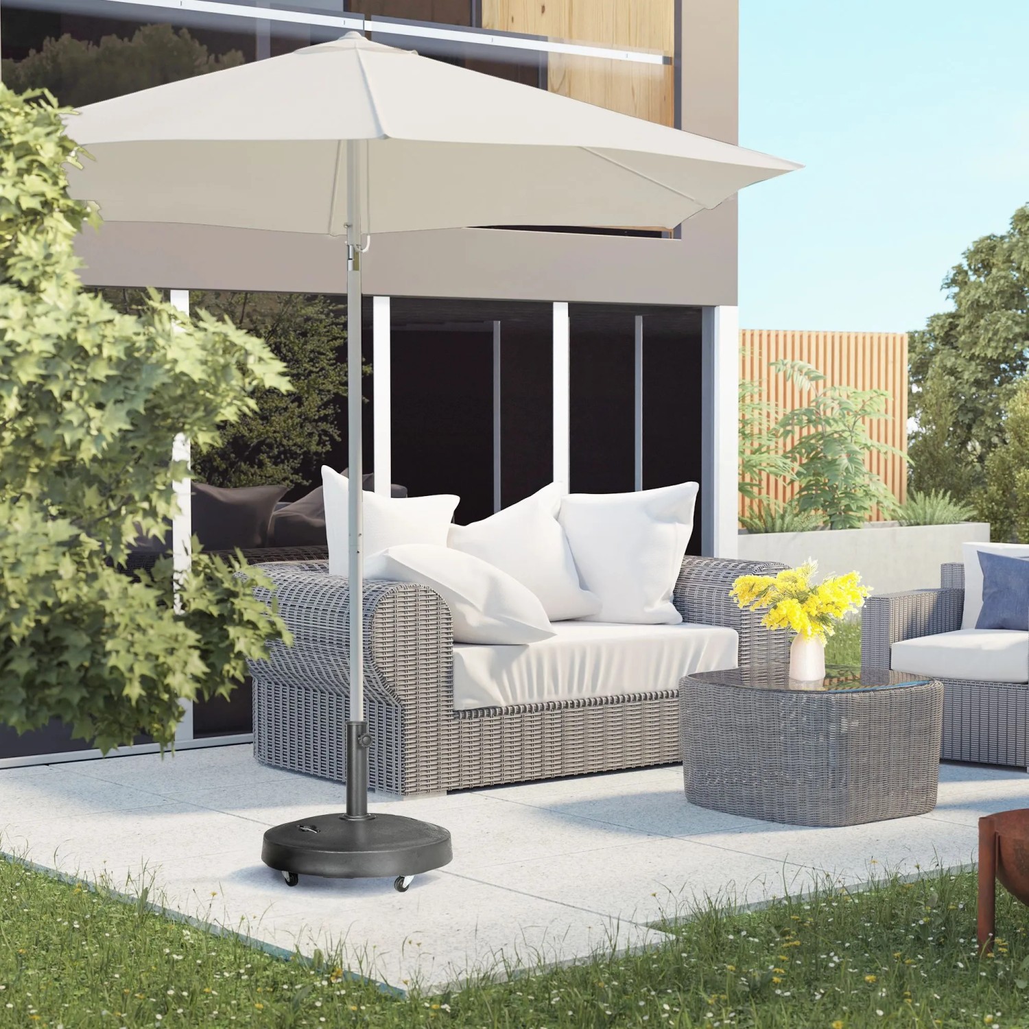 Schwarzer Furnicato Sonnenschirmständer mit Rollen für flexible Beschattung im Garten.