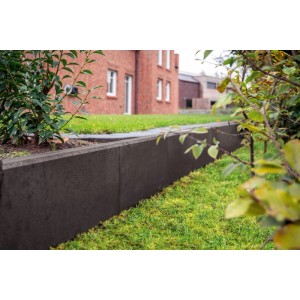 Anthrazitfarbener Diephaus L-Stein als Gartenbegrenzung. Trennt Rasen von Beet oder Weg, ideal für Einfassungen.