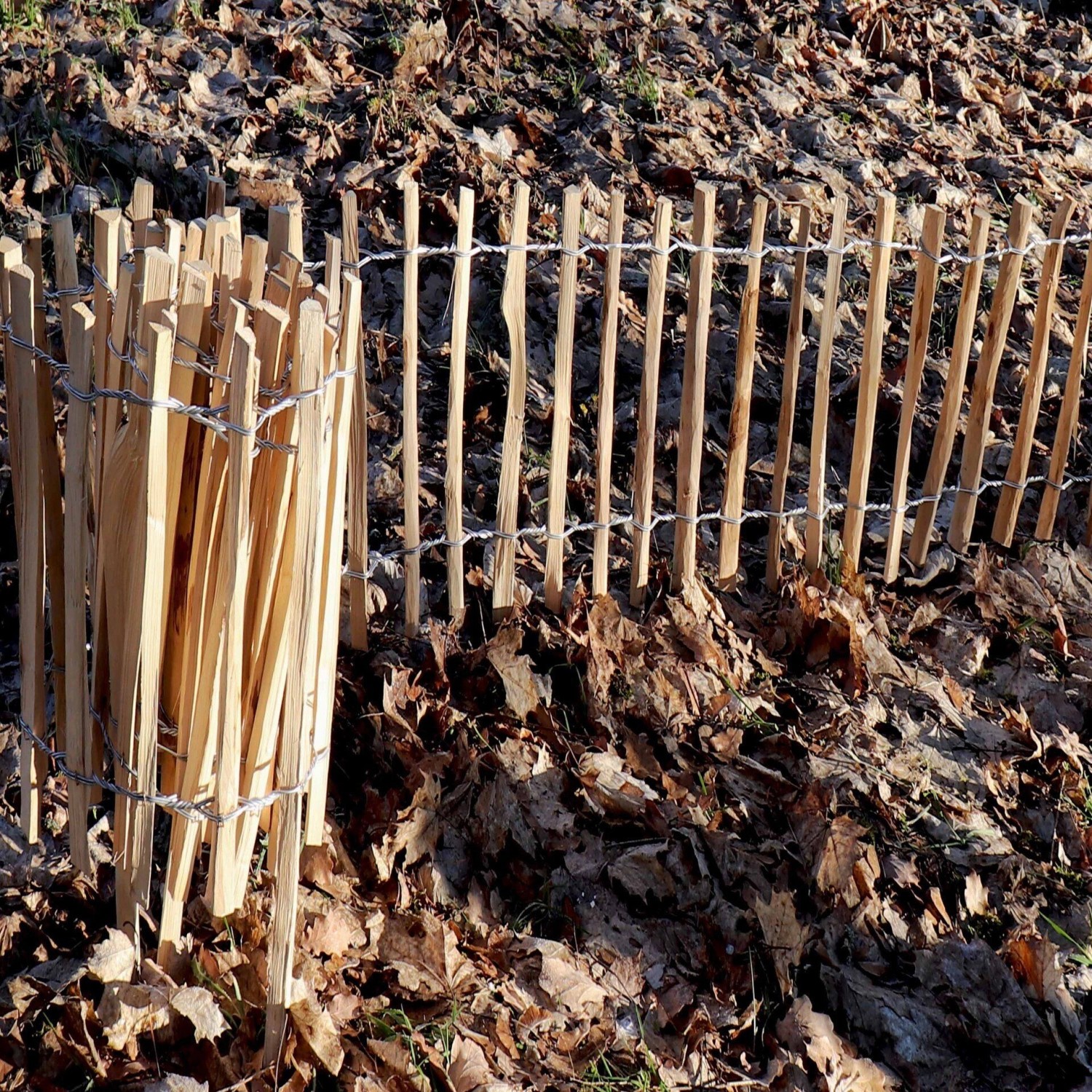 Aquagart Staketenzaun aus Haselnuss, 35cm hoch, 25m Rolle, Gartenzaun für Beet und Garten.