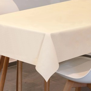 Cremefarbene Sensalux Vlies-Tischdecke (1x1 m) auf einem Tisch mit Stühlen.