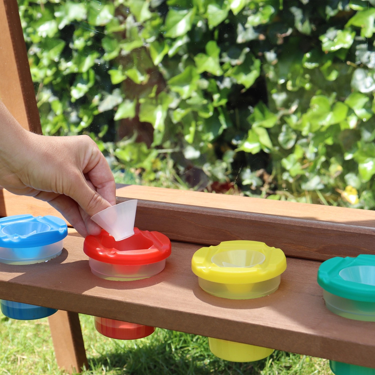 Axi Kinderstaffelei Eric, dunkelbraun, mit Farbfächern und Plexiglas-Leinwand.