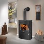 Schwarzer Justus Agero 2.0 Kaminofen (7 kW) mit Holzscheiten im Brennraum.