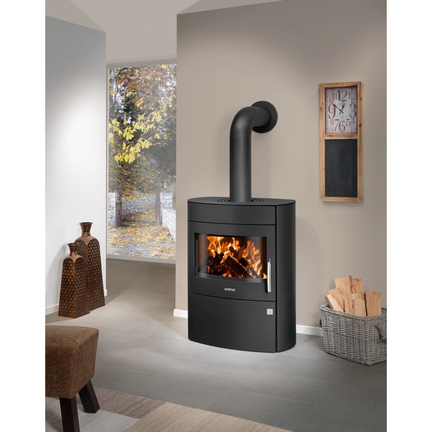 Schwarzer Justus Agero 2.0 Kaminofen (7 kW) mit Holzscheiten im Brennraum.
