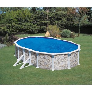 Ovaler Summer Fun Stahlwandpool in Steinoptik, blaue Folie, eingebaut im Garten.
