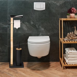 Freistehende WC-Garnitur aus Bambus und Schwarz mit Toilettenpapierhalter, WC-Bürste und Ablage im Bad.