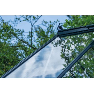 Detailaufnahme: Schwarze Montageleisten für Halls Icon Gardenhouse Gewächshaus mit Sicherheitsglas.