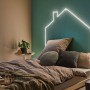 Paulmann FlexLED 3D Basis-Set als warmweiße Haus-Leuchtschrift über einem Bett.