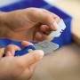 LUX Teppichmesser klappbar mit Klinge in der Hand, bereit zum Wechseln.