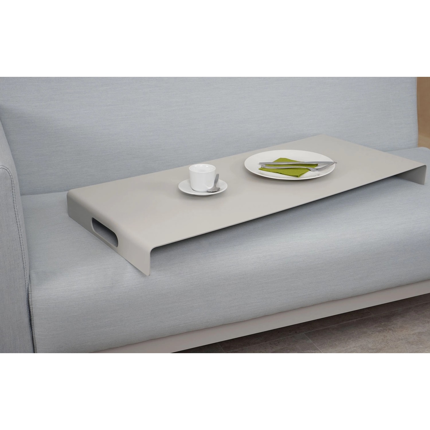 Alu-Ablage für blaue MCW Gartenmöbel-Garnitur, mit Tasse und Teller auf Sofa.