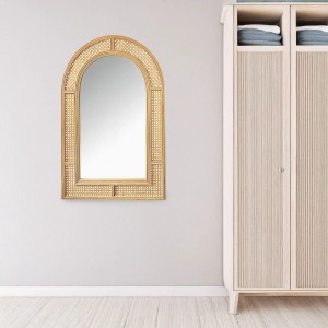 Kobolo Wandspiegel LARA mit geflochtenem Rattanrahmen in Bogenform. Eleganter Spiegel für Flur oder Wohnzimmer.