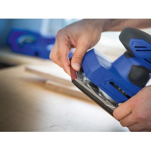 Schwingschleifer mit LUX Schleifstreifen K240 zum Holz schleifen.