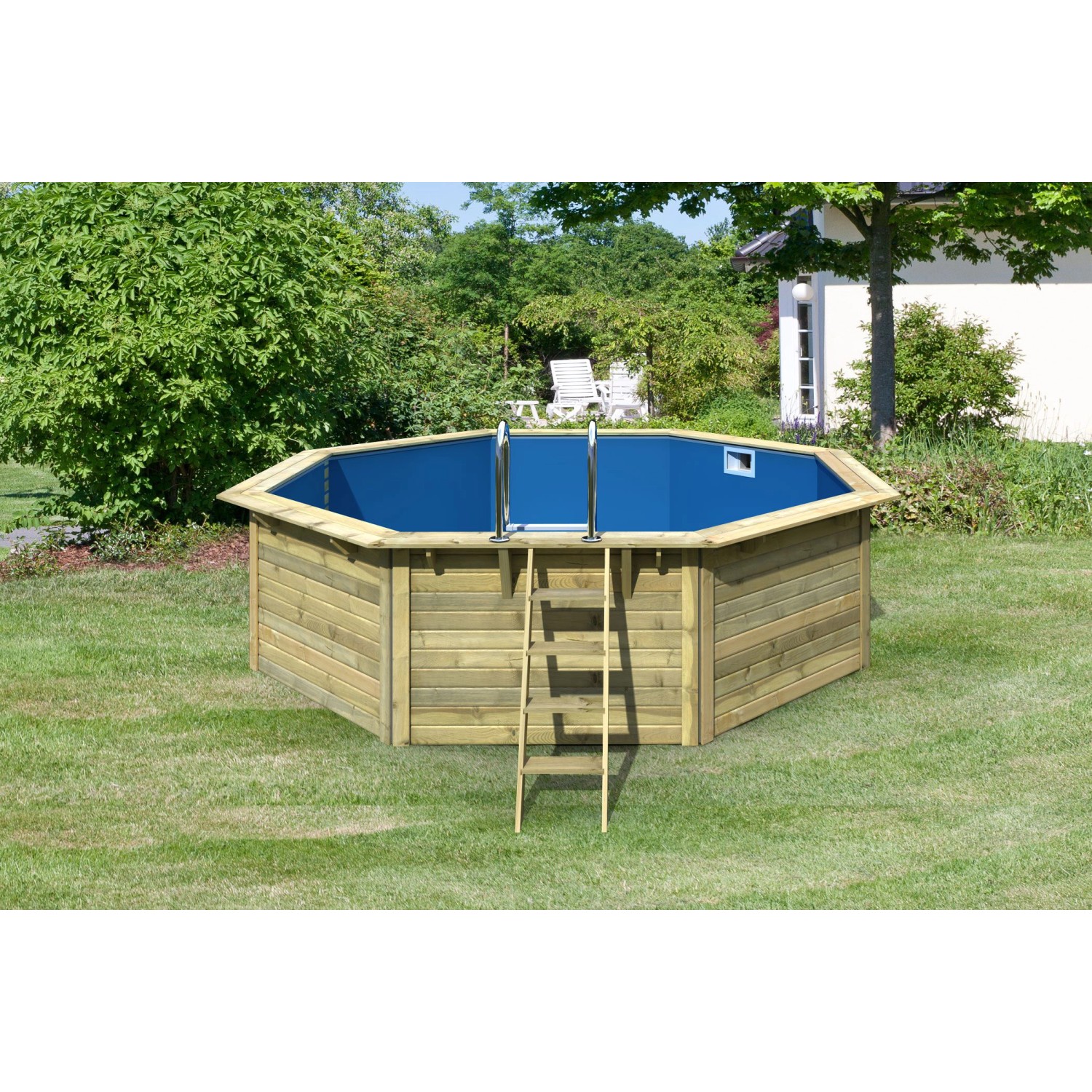 Karibu Holzpool Modell 2 X Set mit blauer Innenhülle und Leiter im Garten.