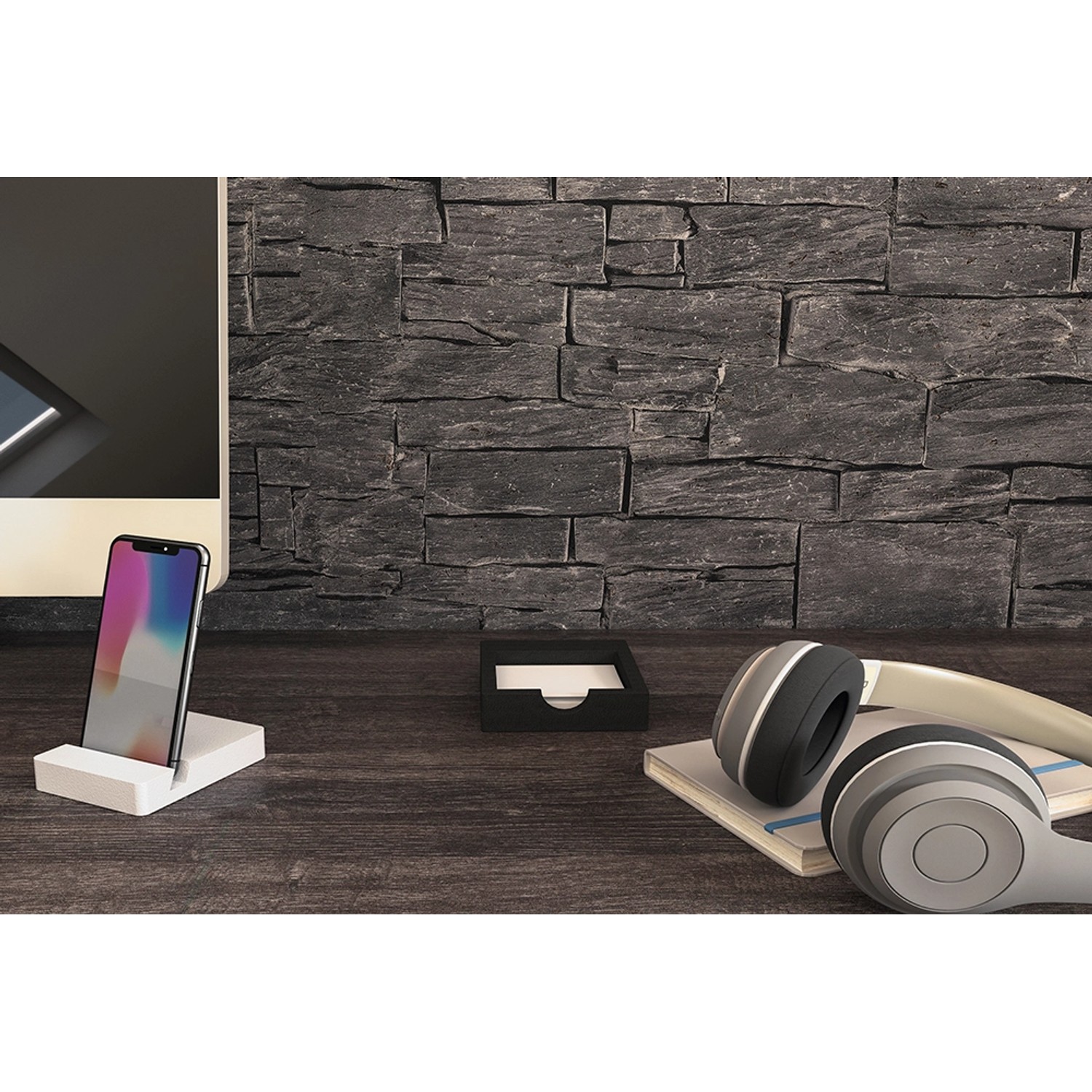 Egger DecoWall Narva Schiefer Wandpaneel (125x66cm) als Akzentwand im Büro.