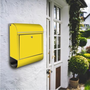 Gelber Banjado Edelstahl Briefkasten mit Zeitungsfach und Sonnengelb Motiv an einer weißen Hauswand.