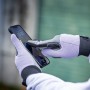 LUX Arbeitshandschuhe Ladies Strong Protect Gr. 8 beim Bedienen eines Touchscreens.