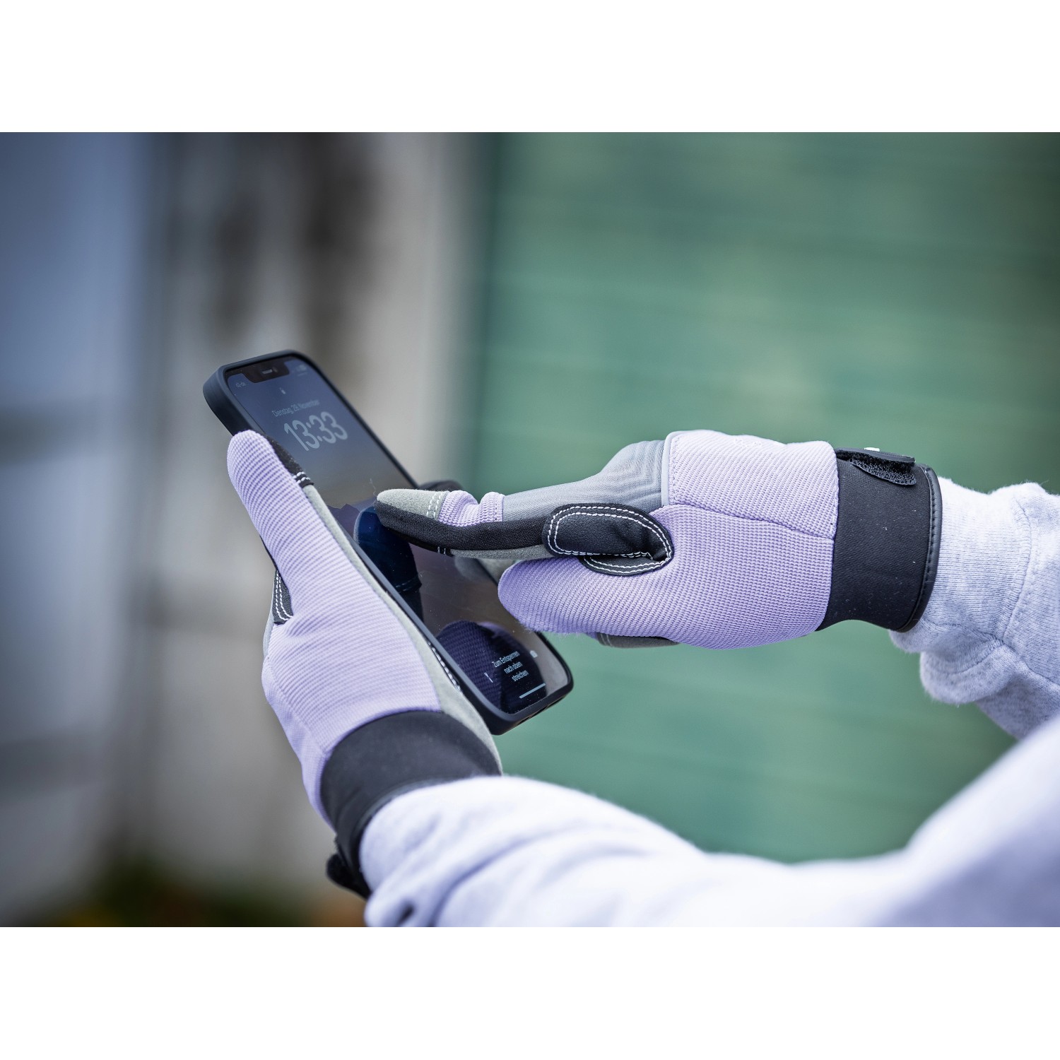 LUX Arbeitshandschuhe Ladies Strong Protect Gr. 8 beim Bedienen eines Touchscreens.