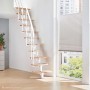 Raumspartreppe Intercon Alpha mit 12 Buchenholzstufen und weißem Metallgestell. Moderne Mittelholmtreppe für Innenräume.