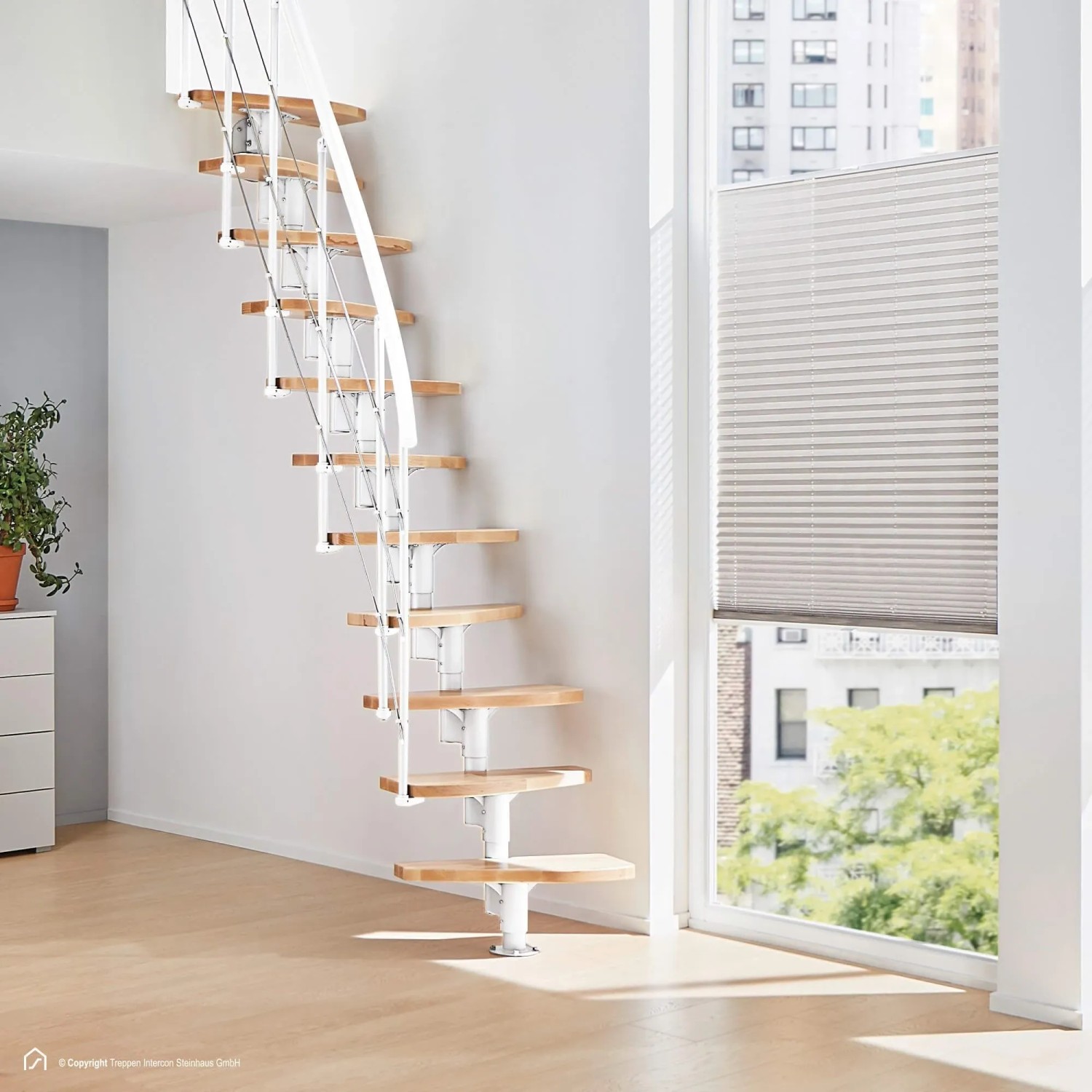 Raumspartreppe Intercon Alpha mit 12 Buchenholzstufen und weißem Metallgestell. Moderne Mittelholmtreppe für Innenräume.