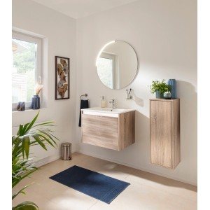 Badezimmer mit Fackelmann Spiegel Moon (80cm) mit LED-Beleuchtung und Waschtischunterschrank in Holzoptik.