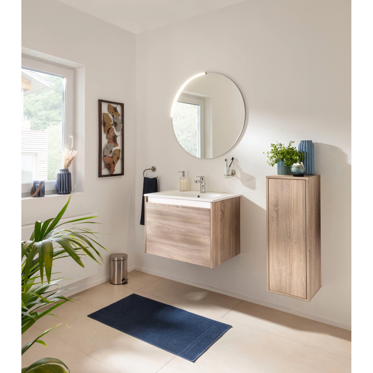 Badezimmer mit Fackelmann Spiegel Moon (80cm) mit LED-Beleuchtung und Waschtischunterschrank in Holzoptik.