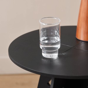 Schwarzer SoBuy Beistelltisch/Nachttisch (HFBT01-SCH) mit Glas Wasser auf runder Tischplatte.