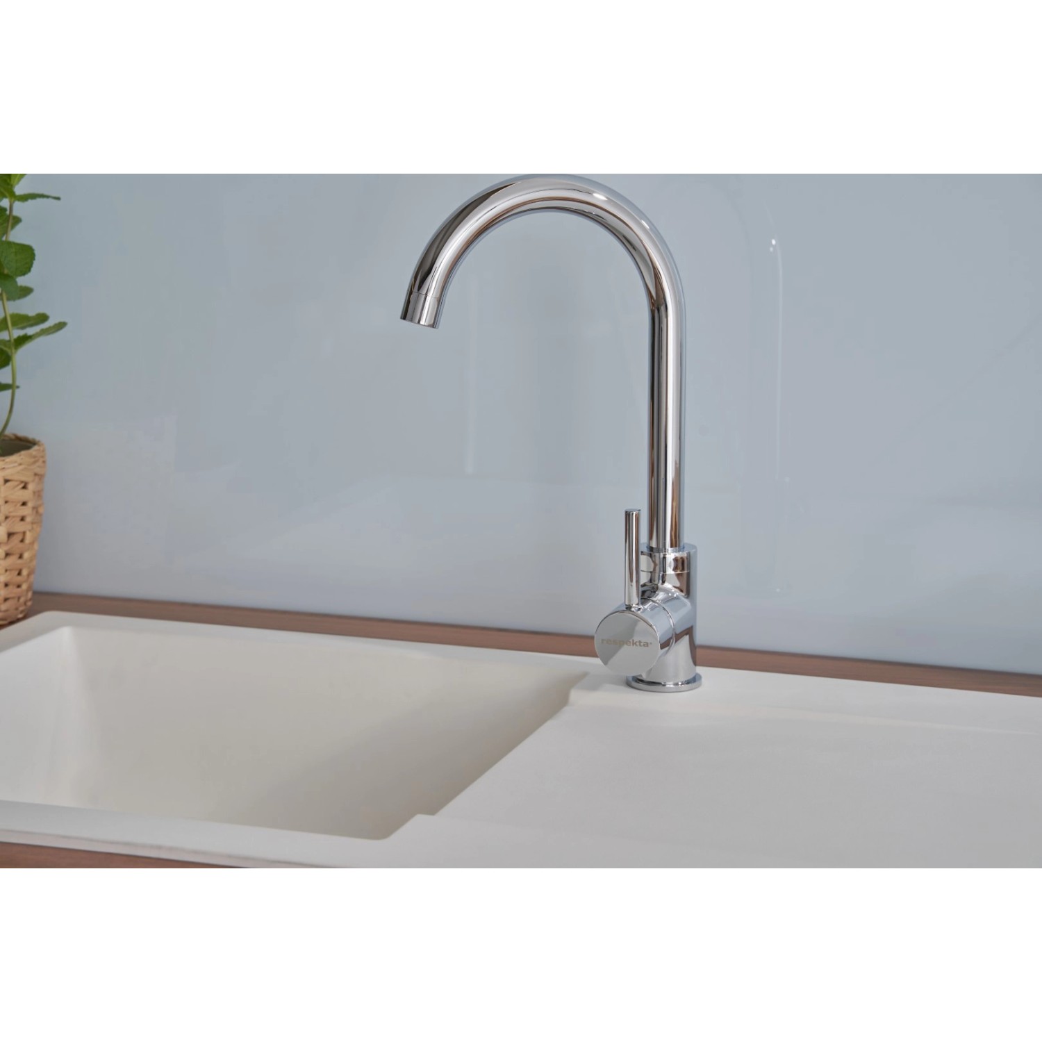 Weiße Respekta Einbauspüle Mineralite Denver (78x44 cm) mit Armatur.