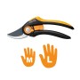 Fiskars Bypass-Gartenschere Plus SmartFit P541 mit Größenangabe M und L.