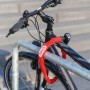 Abus Kettenschloss CH Lock 5406 am Fahrrad befestigt, rote Kette mit Textilschlauch.